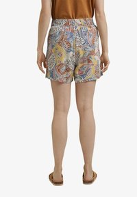 Pantalones cortos con estampado de diseño paisley colorido en rojo, azul, amarillo y beige. Confeccionados en tela ligera con cinturilla elástica.