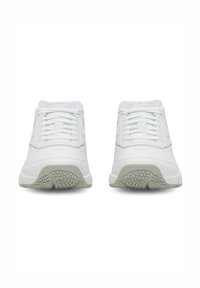 Biele atletické topánky s hladkým syntetickým zvrškom, okrúhlou špičkou a textúrovanými gumovými podrážkami. Obsahujú svetlomodré akcenty a ploché šnúrky.