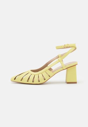 Pumps - yellow