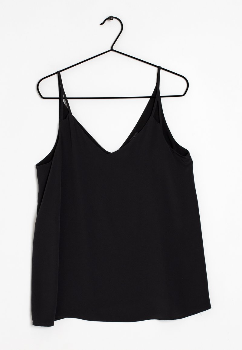 Camisole noire avec un décolleté en V, des bretelles spaghetti fines et un tissu lisse et léger. Conçue avec un ourlet arrière légèrement allongé.