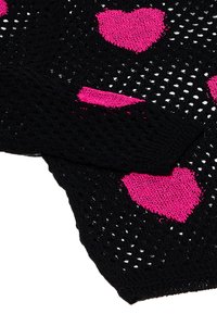 Indumento lavorato a maglia nero con grandi modelli a cuore rosa, caratterizzato da un design a trama aperta texturizzata e bordi a costine.