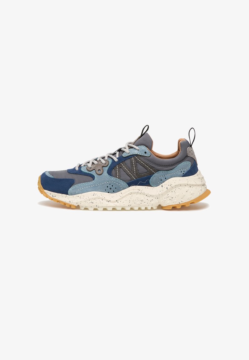 Sneaker blu e grigio con pannelli in suede e tessuto, suola chunky bianca con macchie, rivestimento interno beige e linguetta e tallone con pull tab.