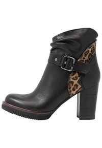 Mustat nahka nilkkurit, joissa on laskostettu varsi, leopardikuvioinen sivupaneeli ja hopeinen solki häpylöissä. Korkea paksu korko.