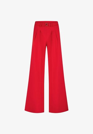 Rode wijde broekspijpen gemaakt van zachte stof. Kenmerkt zich door een ceintuursluiting met een decoratieve metalen sluiting en plooien voor extra volume.