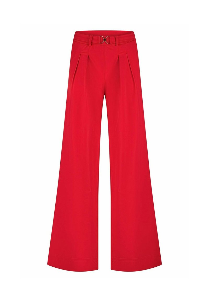 Rode wijde broekspijpen gemaakt van zachte stof. Kenmerkt zich door een ceintuursluiting met een decoratieve metalen sluiting en plooien voor extra volume.