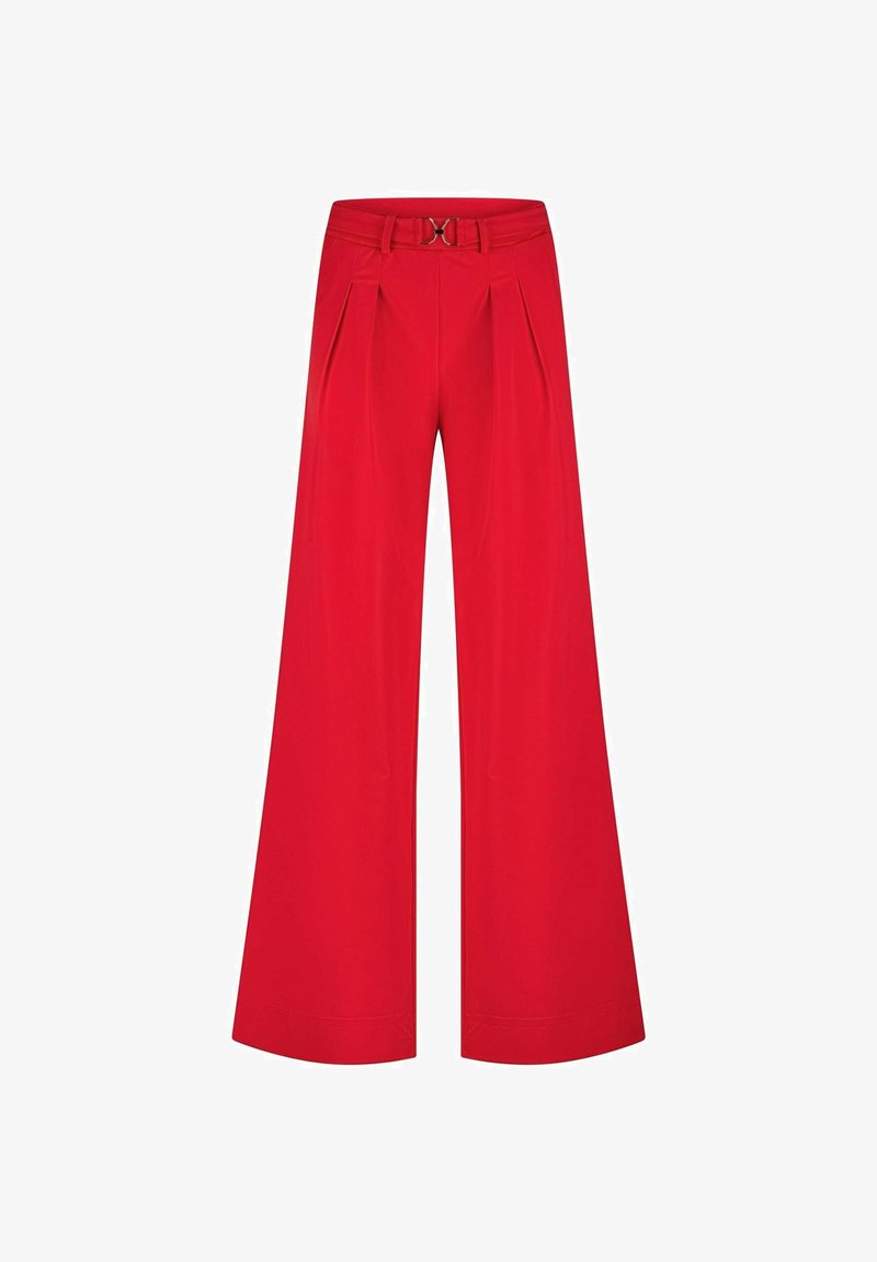 Rode wijde broekspijpen gemaakt van zachte stof. Kenmerkt zich door een ceintuursluiting met een decoratieve metalen sluiting en plooien voor extra volume.