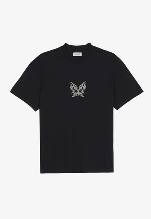 Czarny T-shirt z krótkim rękawem z szarym plemiennym motywem motyla na środku klatki piersiowej.