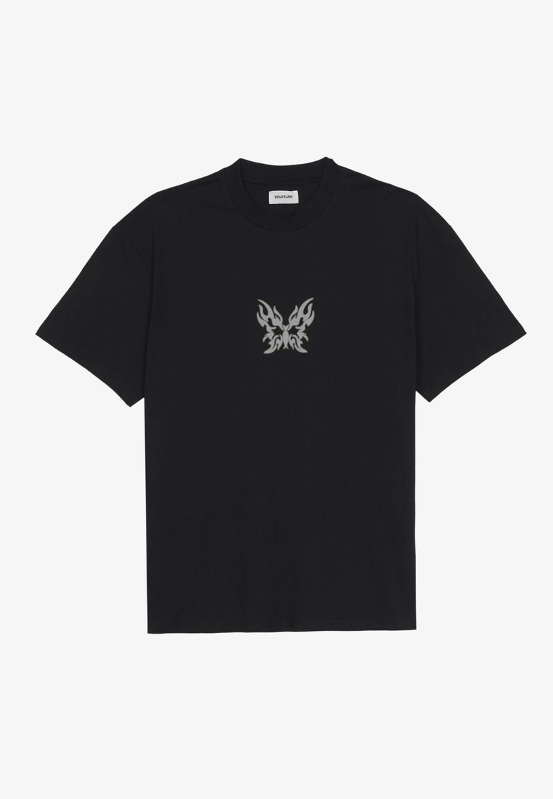 T-shirt noir à manches courtes avec un motif tribal papillon gris centré sur la poitrine.