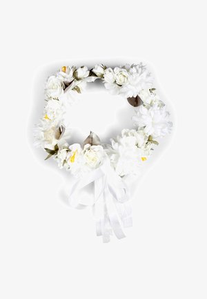 Witte bloemenkrans met kunstmatige rozen en chrysanten, benadrukt met groene bladeren en gele bloemdetails, vastgebonden met een witte lint.