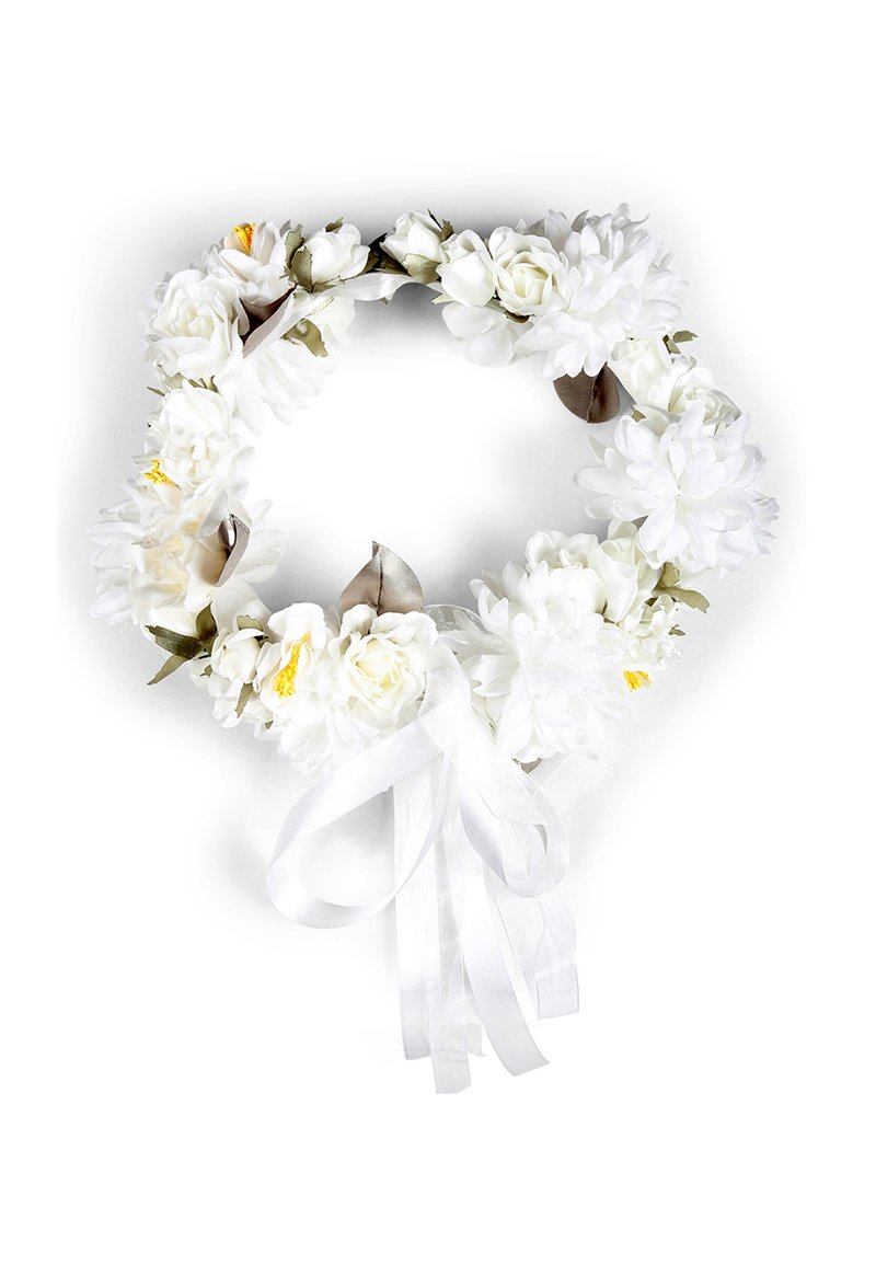 Witte bloemenkrans met kunstmatige rozen en chrysanten, benadrukt met groene bladeren en gele bloemdetails, vastgebonden met een witte lint.