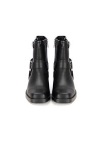 Botas de tobillo de cuero negro con un acabado suave, que presentan dos hebillas decorativas, cremalleras a los lados y una suela de goma baja.