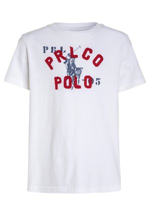 Biały T-shirt z krótkim rękawem z granatową grafiką gracza polo i czerwonymi literami tworzącymi napis "PRL CO POLO" na klatce piersiowej.