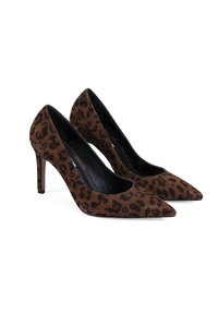 Escarpins à talons hauts en daim marron avec un motif léopard, un design à bout pointu et une doublure intérieure noire élégante.