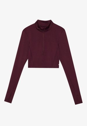 Haut court à manches longues bordeaux avec un col montant et une fermeture éclair quart de zip, intégrant un tissu lisse et extensible ainsi que des détails de couture contrastants.