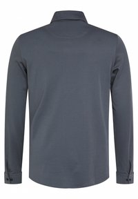 Camisa de manga larga en gris oscuro, confeccionada en tela suave con cuello clásico, puños abotonados y diseño de dobladillo recto.