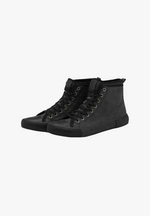 Zapatillas altas negras de tela texturizada con suela de goma, que presentan ojales de metal, cordones planos y diseño de puntera.
