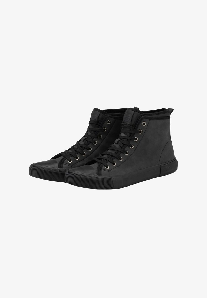 Zwarte high-top sneakers van textiel met een rubberen zool, voorzien van metalen oogjes, platte veters en een neuskapontwerp.