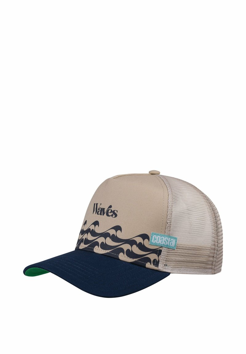 Beige baseballcap med marineblå brem, bølgemønster i mørkeblått, "Waves"-tekst, mesh bak og en lyseblå "Coastal"-tag på siden.