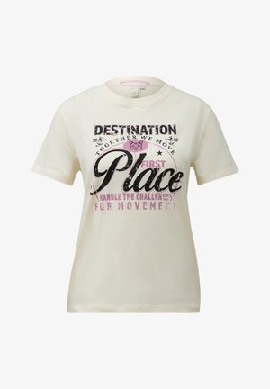 Roomwitte T-shirt met korte mouwen met zwarte en roze tekst waarop staat "Bestemming samen bewegen we eerst plaats om de uitdagingen voor beweging aan te pakken" en een kattengezicht.