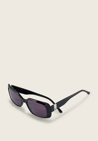 Schwarze Sonnenbrille mit dicken rechteckigen Rahmen, dunkellila Gläsern und silbernen Akzenten an den Bügeln. Glatte, glänzende Oberfläche.