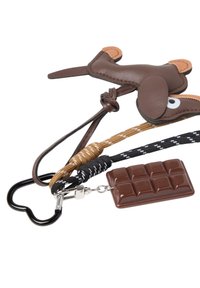 Brun hundeformet lædernøglering med to knyttede reb, en sort karabinhage og en charme formet som en chokoladebar hæftet på.