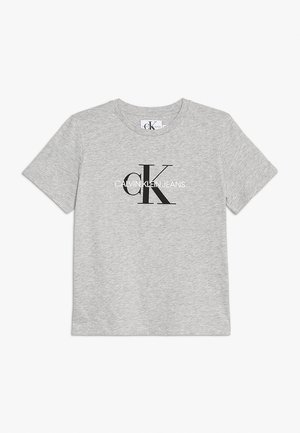 Jasnoszara koszulka z krótkim rękawem z czarno-białym logo Calvin Klein Jeans wyśrodkowanym z przodu.