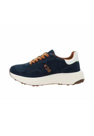 Baskets en cuir suédé bleu marine avec lacets marron, accent blanc au talon, semelle épaisse blanche et logo orange sur le côté.