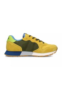 Sneaker in suede giallo con pannelli in tessuto verde, dettagli blu sulla linguetta e sul tallone, e una suola intermedia bianca. Suola in gomma con battistrada testurizzato.