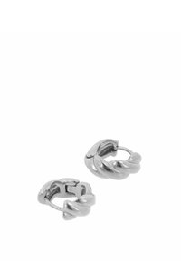 Srebrne kolczyki-koła z przeplatanym wzorem i polerowanym wykończeniem. Mają zapięcie na zatrzask oraz gładką fakturę.