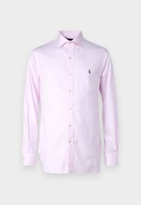 Světle růžová košile s dlouhým rukávem, zapínací na knoflíky, s klasickým límcem a malým vyšitým logem na levé hrudi.
