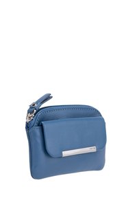 Portafoglio in pelle blu con chiusura a zip, tasca frontale con pattina, accessori in metallo argentato e texture liscia. Design compatto per una facile portabilità.