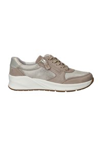 Beige sportieve schoenen met een mix van gestructureerde en gladde materialen, een vetersluiting, zilveren accenten en een dikke witte zool.