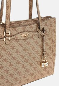 Borsa a spalla marrone con motivo, con accentuazioni in pelle, caratterizzata da un logo dorato, cerniere e due lucchetti decorativi. Superficie texture, multiple compartimenti.