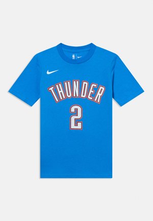 Modra kratka majica s kratkimi rokavi znamke Nike z napisom "THUNDER" in številko 2 v beli in rdeči obrobi na sprednji strani.