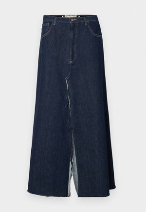 Fustă lungă din denim albastru închis, cu o fanta frontală. Prezintă un design tradițional cu cinci buzunare și accente de cusături vizibile. Marginile sunt desfăcute.