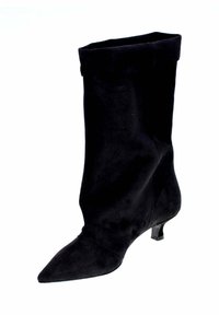 Botte mi-mollet en daim noir avec bout pointu et petit talon kitten bas, présentant un revers plié en haut.