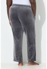 Graue, flauschige Schlafanzughosen mit lockerem Schnitt, seitlichen Taschen und einem weichen, elastischen Bund, mit einer glatten, samtigen Textur.