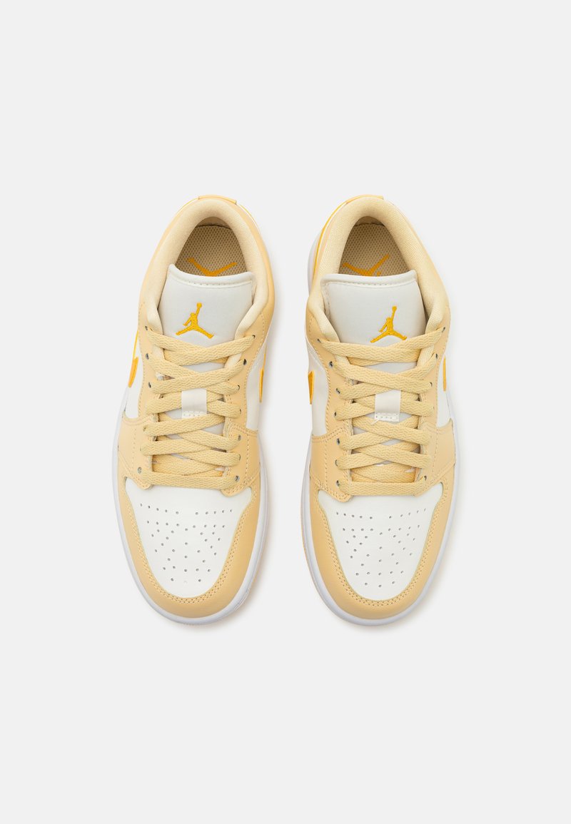 Jordan AIR JORDAN 1 LOW - Zapatillas - sail/yellow ochre/legend 