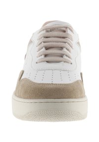 Sneaker bianco in pelle con accenti in suede beige, lacci piatti, dettagli perforati sulla punta e suola in gomma testurizzata.