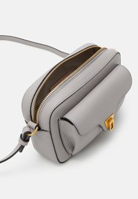 Coccinelle BEAT SOFT - Taška s příčným popruhem - light grey