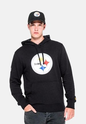 Schwarzer Hoodie mit einer Fronttasche, ausgestattet mit einem großen runden Logo in der Mitte in Weiß, Gelb, Blau und Rot. Begleitet von einer schwarzen Kappe.