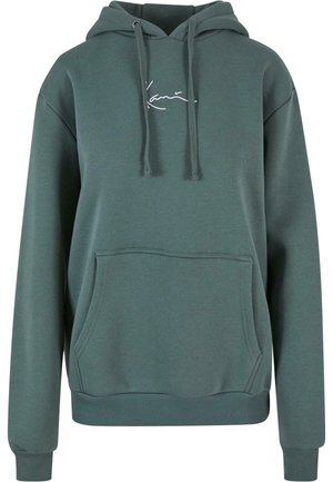 Grøn bomulds hoodie med en frontlomme, snøre i hætten og hvid broderet logo. Har ribbede manchetter og kant. Klassisk pasform design.