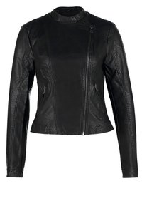 Zwarte leren motorjack met een hoge kraag, asymmetrische ritssluiting en twee zijzakken voor functionaliteit. Gladde textuur, getailleerd ontwerp.