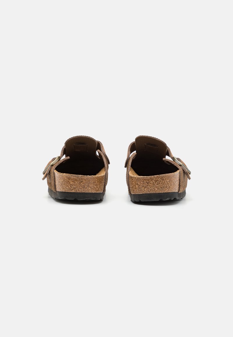 Braune Korksandalen mit zwei verstellbaren Riemen, strukturierter Oberseite, offenem Rücken und Gummisohlen. Das Design zeichnet sich durch eine glatte Oberfläche mit minimalem Hardwareeinsatz aus.