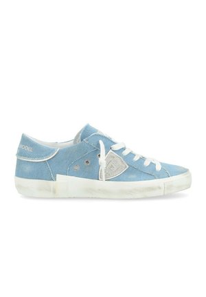 Sneakers in tela azzurro chiaro con lacci bianchi, una linguetta testurizzata e occhielli circolari. Presenta una patch logo grigia sul lato.