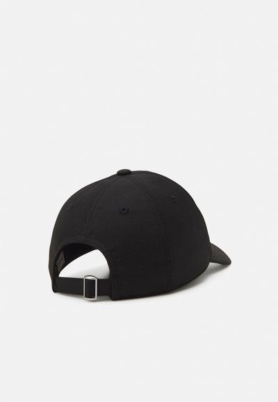 Sort kasket med en buet skygge, lavet af bomuldsstof, justerbart bånd bagpå, og et lille ventilationshul nær toppen.