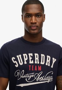 Superdry & Co - T-shirt z nadrukiem
