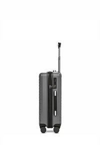 Maleta rígida gris con cuatro ruedas, asa telescópica extendida, asa lateral y cerradura de combinación incorporada.
