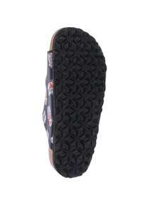 Sandale noire avec une tige à motifs comportant des designs rouges et bleus. La semelle extérieure est texturée avec un motif alvéolaire pour une meilleure traction.