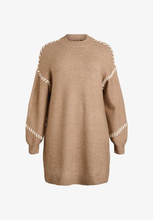 Stickad tröja i varm beige med avslappnad passform, med vit sömnad längs axlarna och ärmarna, samt en ribbad nederkant.